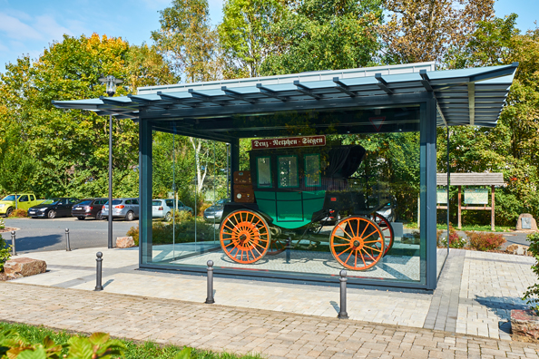 Glaspavillon mit dem Nachbau des ersten Linien-Omnibus vor dem Deuzer Bahnhof.|Foto: alwitra/Sven-Erik Tornow