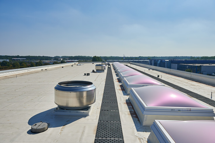Da bei vielen anderen SKF Projekten am Standort Schweinfurt die bewährte Kunststoff-Dachbahn Rhepanol® zum Einsatz kam, entschied man sich beim Testcenterneubau ebenfalls für die bewährte Premiumdachbahn von FDT.|Foto: FDT/Sven-Erik Tornow