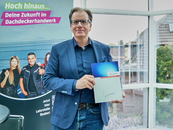 „Als neues Mitglied der Aktion DACH freuen wir uns darauf, den ZVDH bei seiner wichtigen Arbeit zu unterstützen und das hohe Ansehen des Dachdeckerhandwerks weiter zu stärken“, so Fritz Stockinger, Vorsitzender der Geschäftsleitung alwitra GmbH, Trier.|Foto: ZVDH/Claudia Büttner
