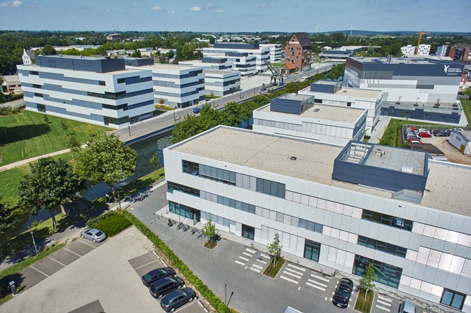 Als bitumen- und lösemittelfreie EPDM-Dach- und Dichtungsbahn ist EVALASTIC® VG sowohl für den Neubau als auch für die Sanierung einsetzbar.|Foto: alwitra/Sven-Erik Tornow