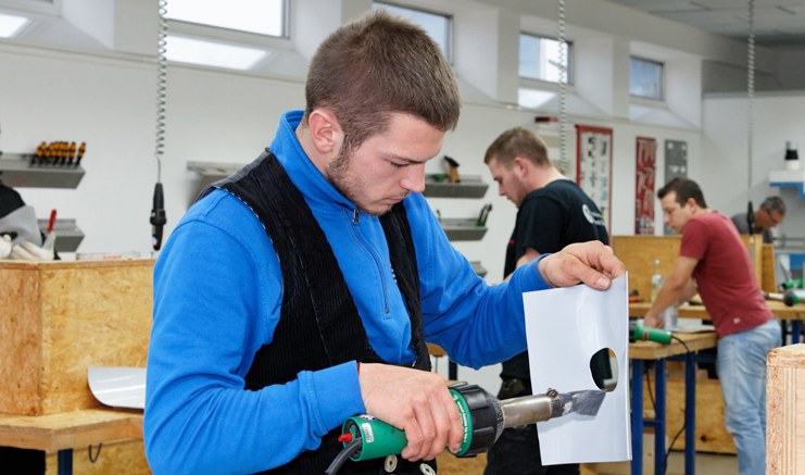 In den alwitra Schulungen wird unter der Anleitung der erfahrenen alwitra Anwendungstechniker an Modellen die effiziente und fachgerechte Verlegung bzw. Montage der alwitra Flachdach-Produkte trainiert.|Foto: alwitra