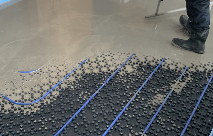 Auf den BLANKE Systemnoppenplatten aus druckstabilem Polystyrol ummantelt der schwundarme Zementfließmörtel die zuvor verlegten Heizleiter und sorgt für eine optimale, gleichmäßige Wärmeverteilung.|Foto: Blanke
