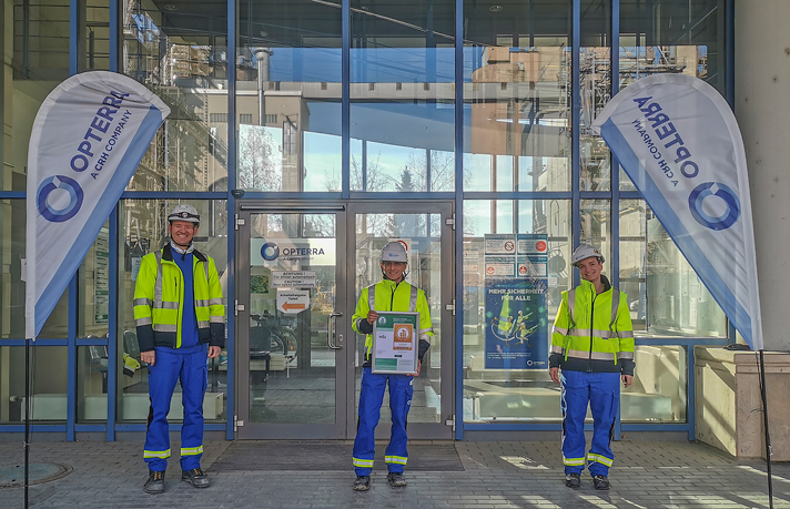 Über das CSC-Zertifikat in Gold-Status für das OPTERRA Werk Karsdorf freuen sich (v. l.): Tobias Wehry, Leiter Qualität und Prozess, Danilo Buscaglia, Vorsitzender der Geschäftsführung, und Anett Kuballa, Leiterin Umwelt und Genehmigungen.|Foto: OPTERRA