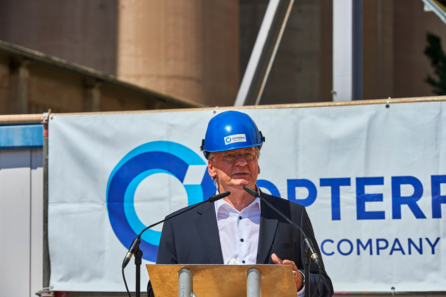 Eigens zur offiziellen Einweihung angereist, betonte Reiner Haseloff, Ministerpräsident von Sachsen-Anhalt, die positive Auswirkung der Investition auf das Bundesland Sachsen-Anhalt.|Foto: OPTERRA/Sven-Erik Tornow