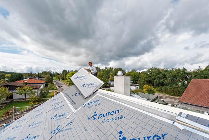 Basis des effizienten Systems ist die hochwirksame PU-Hartschaumplatte puren Ökonomic mit umlaufender Nut und Feder-Verbindung.|Foto: puren