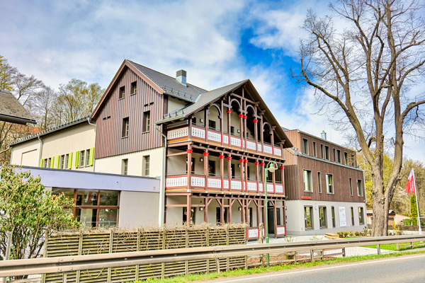 Seit seiner offiziellen Einweihung im Jahr 1955 haben im Winfriedhaus unzählige junge Menschen prägende Begegnungen erlebt, und die ehemalige Gaststätte „Jägerhaus“ ist für sie zur emotionalen Heimat geworden.|Foto: puren