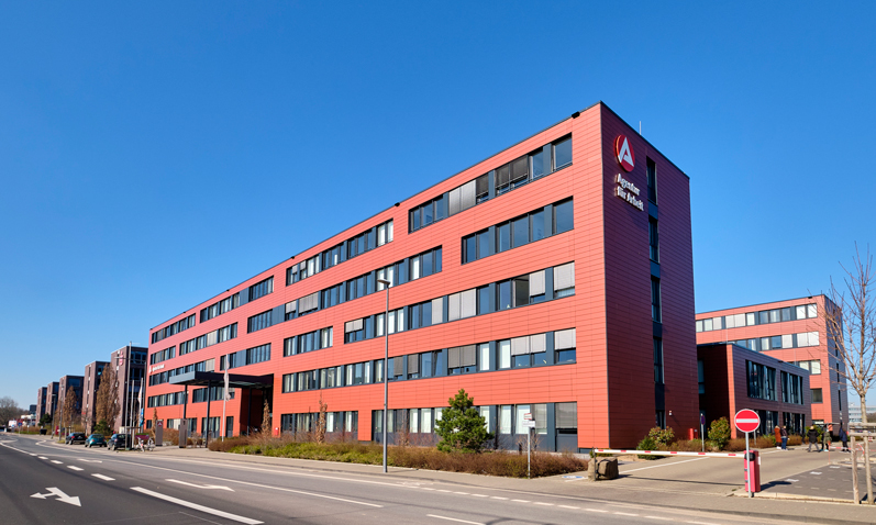Beste Voraussetzung für eine umfassendes „Re-use after use“ bietet das Verwaltungsgebäude der Agentur für Arbeit in Köln mit einer wiederverwendbaren Keramikfassade von Tonality.|Foto: Tonality/Sven-Erik Tornow